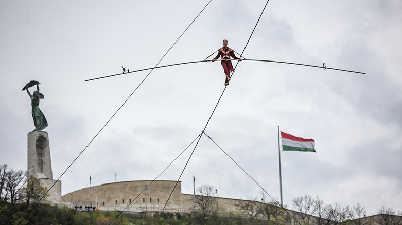 Bo cara yekem.. Pehlewanekî Macarî li ser benekî çemê Danûbê derbas dike